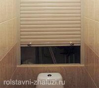Пример рольствни в туалете закрываюших нишу с трубами